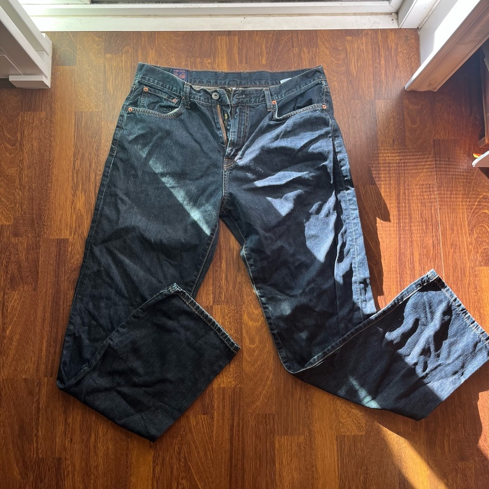 Men’s classic straight hard wash lucky brand jeans.